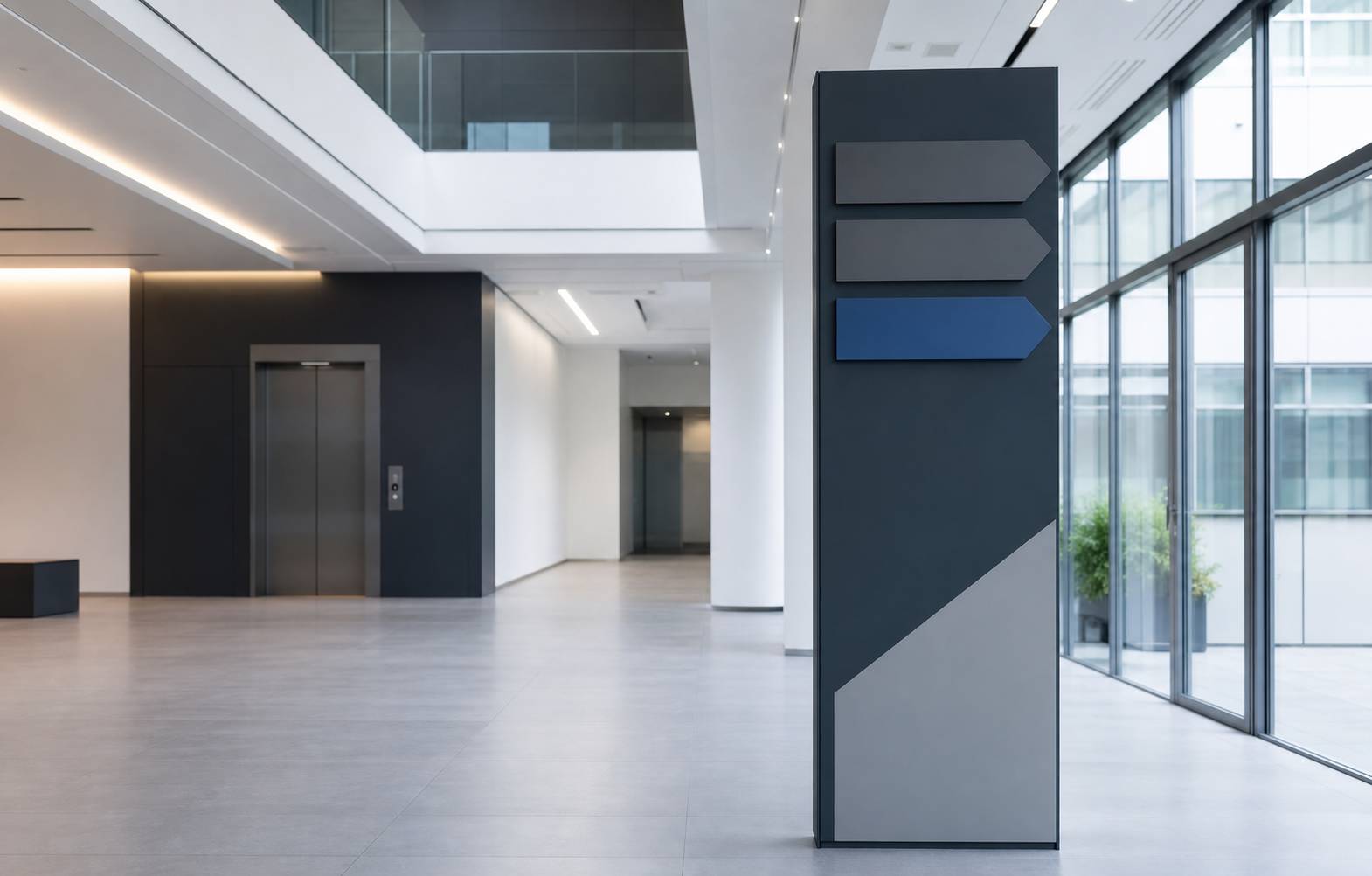 Panneaux de signalisation directionnelle modernes devant un bâtiment professionnel contemporain avec éclairage naturel