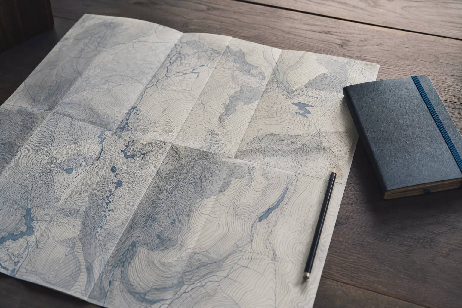 Carte topographique ancienne avec crayon et carnet sur bureau en bois