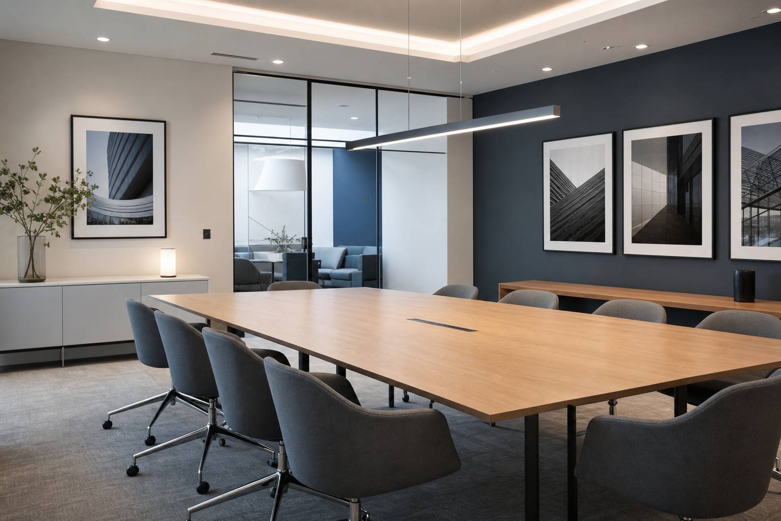 Salle de réunion contemporaine avec table en bois clair pour échanges professionnels